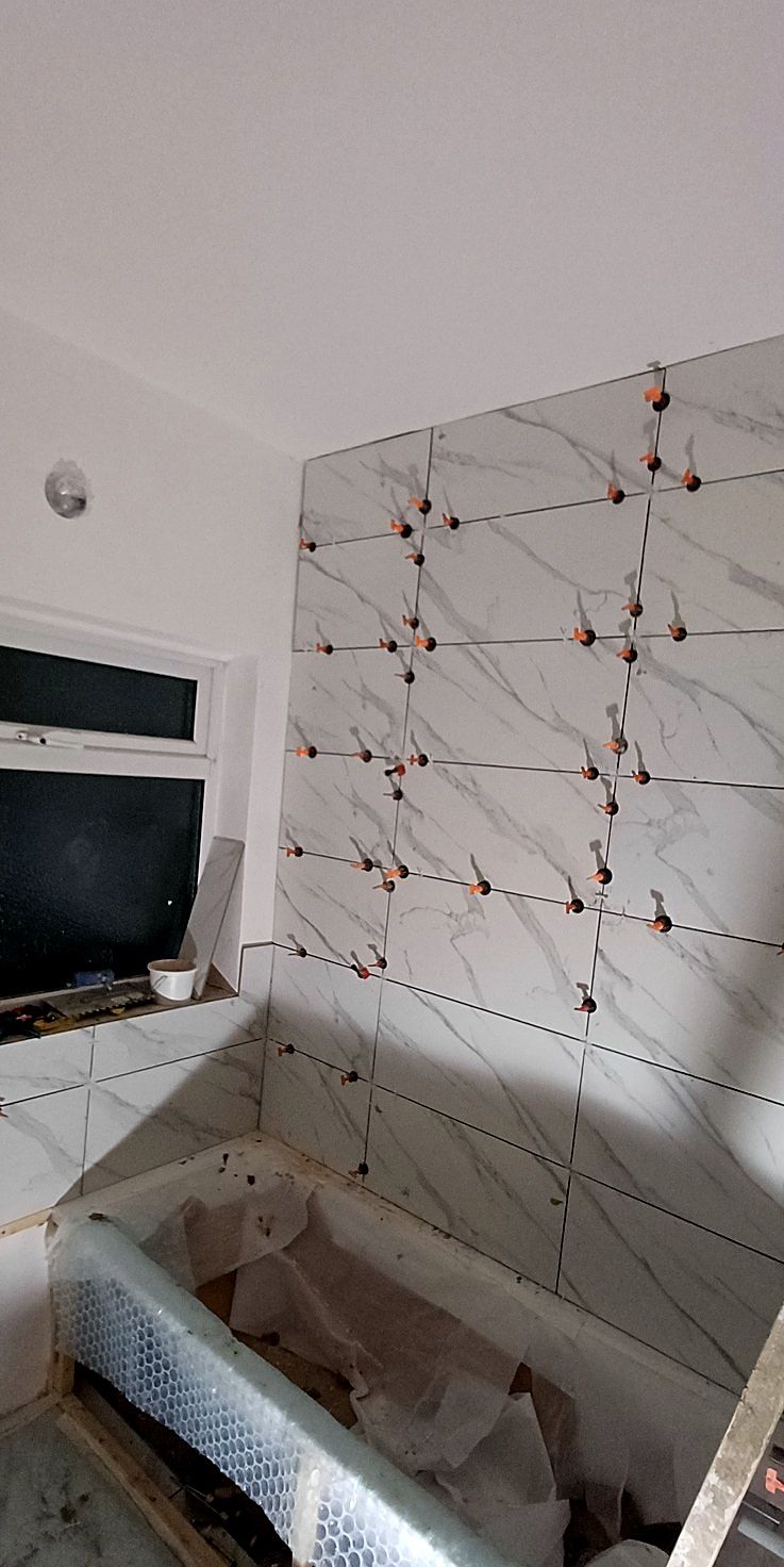 Wall tiles set with levelling clips